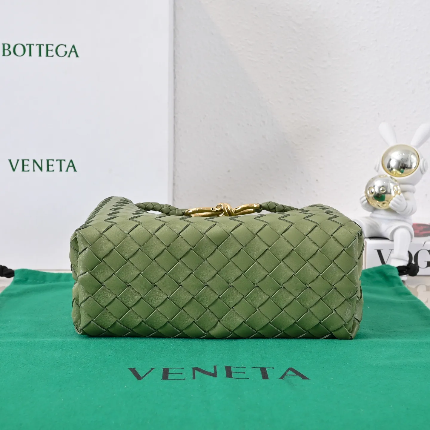Batch 1860 B's 2023 spring and summer new style continues the brand's woven pattern style with detailed metal knot switch buckles. This time, the shoulder straps are also made into tube weaves, showing different craftsmanship. The carrying method is versatile to create more different styles. Intrecciato woven leather small handbag, equipped with sliding crossbody strap. Internal compartments, including 1 zipper pocket and 2 open pockets. Magnetic buckle closure. Size: 25*20*10cm Model: 7463#